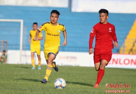 Ở lượt đi, ngay trong trận mở màn V.League, Hải Phòng (áo đỏ) đã đè bẹp SLNA 3 bàn không gỡ ngay trên sân Vinh.