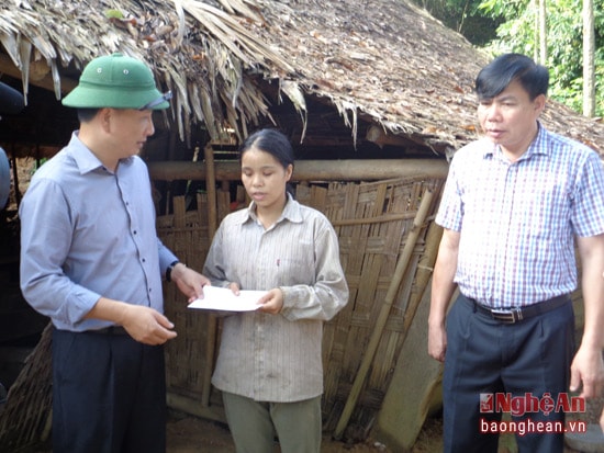 Đồng chí Lê Quang Huy tặng quà động viên người dân bị thiệt hại.