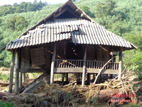 Một ngôi nhà của người dân sau lũ.