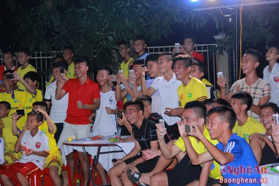 Các anh ở đội U.17, U.19 SLNA cũng tham gia chương trình và cổ vũ nhiệt tình cho các đội nhỏ tham gia trò chơi. 
