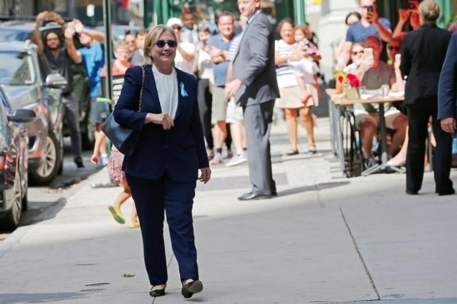 Bà Hillary Clinton rời nhà của con gái Chelsea tại New York. Ảnh: Reuters.