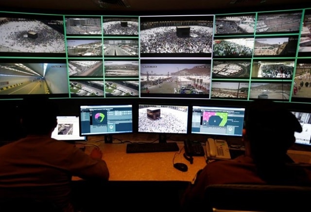 Cảnh sát theo dõi khu vực thánh địa Mecca qua camera trong ngày thứ hai của lễ Hajj. Gần 1000 camera giám sát đã được lắp đặt ở thánh đường Grand Mosque ở Mecca và khu vực thực hiện nghi lễ ném đá trừ tà. Ảnh: Reuters.