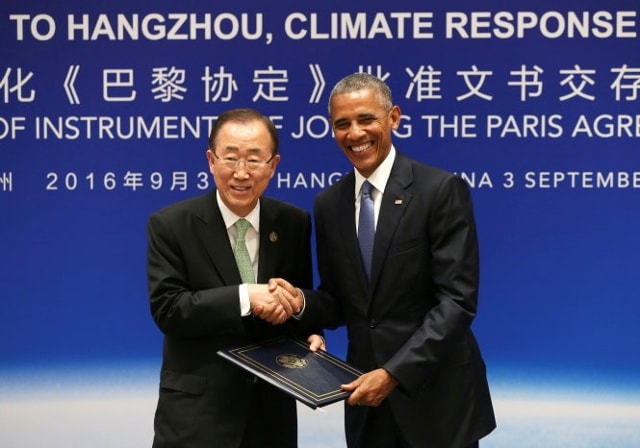 Tổng thống Barack Obama (phải) và Tổng thư ký LHQ Ban Ki Moon trong buổi lễ xác nhận Mỹ phê chuẩn thỏa thuận chống biến đổi khí hậu Paris, thực hiện ở Hàng Châu hôm 3-9 - Ảnh: Reuters
