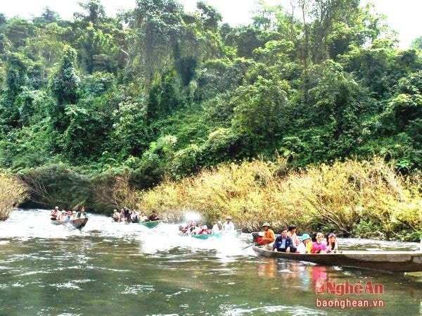 Du lịch Sông Giăng vào vùng lõi rừng nguyên sinh Pù Mát. Ảnh: Sỹ Minh