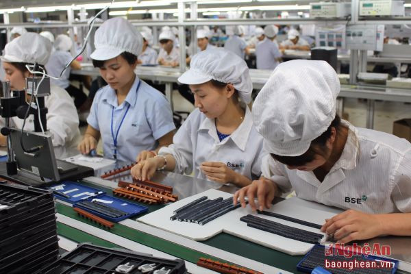 Lắp ráp linh kiện điện tử tại Nhà máy sản xuất linh kiện điện tử BSE (Hàn Quốc).