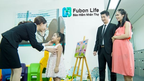 Nhân viên bảo hiểm Fubon Life Việt Nam giới thiệu gói bảo hiểm “Phúc bảo thành đạt” với khách hàng.