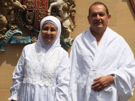 Ảnh ông Collins chụp cùng vợ trong chuyến hành hương về thánh địa Mecca (Twitters)