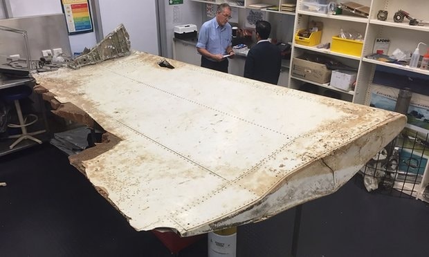 Mảnh vỡ được xác định là thuộc nắp cánh của máy bay mất tích MH370 (Ảnh: Getty Images)