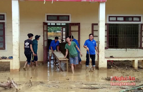Các lực lượng trên địa bàn huyện Tương Dương tham gia giúp đỡ Trường THCS Yên Tĩnh thu dọn lại trường lớp (ảnh: Phạm Oanh)