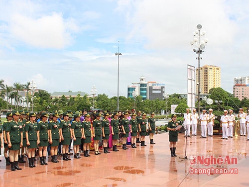 Đoàn đại biểu tham gia Đại hội báo công với Bác Hồ tại Quảng trường Hồ Chí Minh.