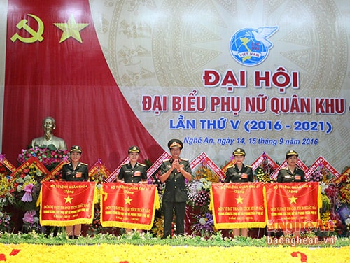 Trung tướng Võ Văn Việt, Chính ủy Quân khu trao cờ cho các tập thể đã hoàn thành xuất sắc công tác phụ nữ và phong trào thi đua của phụ nữ 5 năm (2011- 2016).