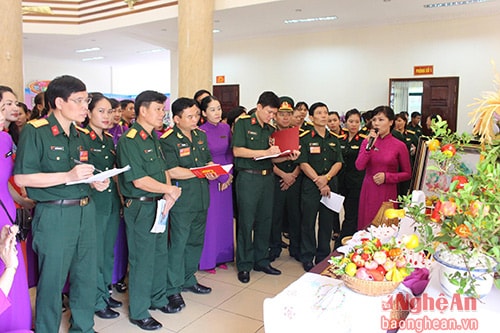 Chấm thi triển lãm các sản phẩm, sáng kiến cải tiến kỹ thuật của các Hội phụ nữ cơ sở trưng bày tại Đại hội.