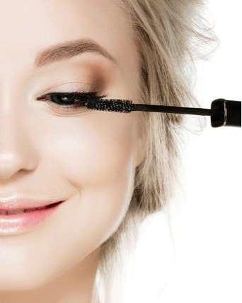 Chải mascara đúng cách sẽ giúp bạn có lớp trang điểm phù hợp.