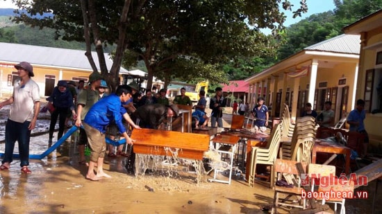 Các lực lượng Đoàn thanh niên, công an, quân sự được huy động tới các trường học trên địa bàn giúp đẩy bùn, dọn cây cối, bàn ghế...