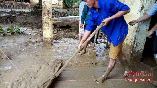 Các lớp bùn đổ về dày tới hàng chục phân khiến công việc rất vất vả.