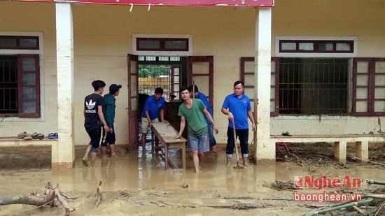 Khiêng bàn ghế ra khỏi phòng học của học sinh.