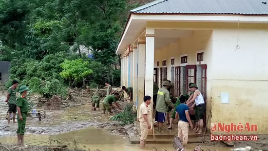 Lực lượng công an túc trực 24/24 để giúp bà con và học sinh.