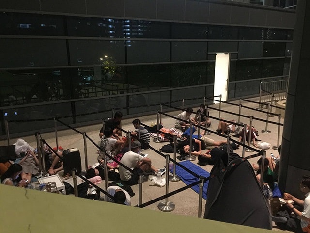 Người mua iPhone 7 xếp hàng thâu đêm trước cửa Apple Store Singapore  (Nguồn ảnh: Genk.vn)