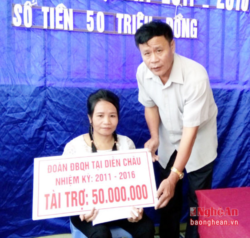 đại diện phòng Lao động -Thương binh xã hội UBND huyện Diễn Châu trao số tiền 50 triệu đồng của Đoàn đại biểu Quốc hội cho chị Vinh