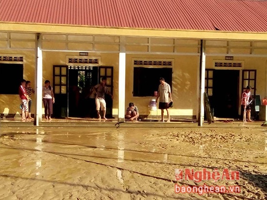 1.Trong đợt mưa lũ vừa qua, một số trường học trên địa bàn huyện Quế Phong bị thiệt hại. Trong đó, trường PTDTNT huyện bị lũ cuốn trôi 3 đoạn tường bao. Trường Tiểu học Cắm Muộn 2 bị nước ngập ở 2 điểm trường Bản Bun và Huồi Máy.