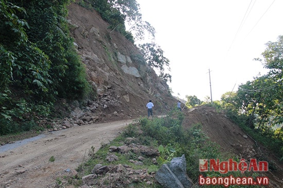 4.Giao thông tại địa bàn huyện Quế Phong thiệt hại nặng, ước tính khoảng 7,1 tỷ đồng. Tuyến đường Châu Kim – Nậm Giải, huyện Quế Phong bị hư hỏng nặng nề nhất. Đất đá trên núi sạt lở, khiến con đường độc đạo vào xã Nậm Giải không lưu thông được. UBND huyện Quế Phong đã huy động các lực lượng quân sự, dân sự… dùng máy xúc thông đường để xe có thể chạy qua.