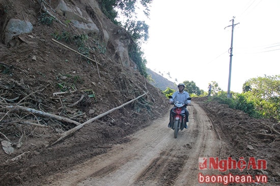 Tuy nhiên, theo ông Lê Văn Giáp – Chủ tịch UBND huyện Quế Phong cho biết, do mưa lớn nên đất núi bị ngâm nước “bở”, nguy cơ sạt lở đất vẫn rất cao và đoạn đường này vẫn chưa hết nguy hiểm. 