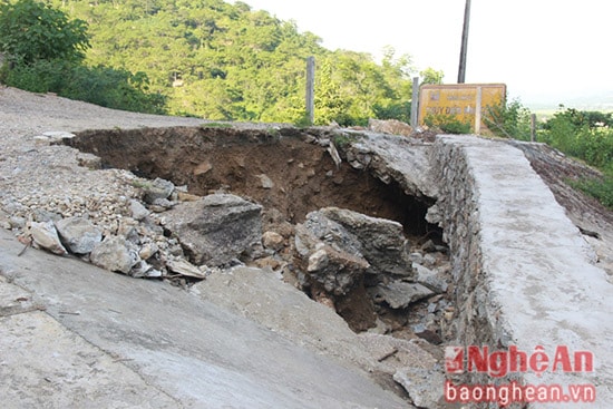 6.Nước lũ cày vỡ đường và cống dẫn nước thủy điện Bản Cốc thuộc địa phận xã Châu Kim, Quế Phong