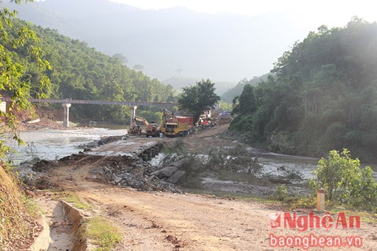 7.Trận lũ vừa 3, bản Piêng Mòn, bản Đai xã Quế Sơn, huyện Quế Phong bị chia cắt 1 ngày do nước sống Nậm Giải dâng cao, làm ngập cầu tràn Piêng Mòn. Nước lũ dâng cao đã cuốn trôi và nhấn chìm xe tải, máy xúc xuống lòng sông. Các công nhân phải chờ nước lũ rút bớt, nỗ lực dùng dây sắt kéo xe lên bờ.