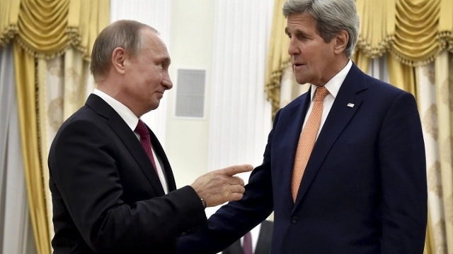Tổng thống Nga Vladimir Putin và Ngoại trưởng Mỹ John Kerry tại một cuộc họp ở Moskva, Nga ngày 24/3/2016. Ảnh: Reuters