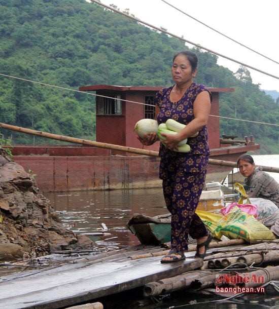 Nhờ có chiều cao, cân nặng, sức khỏe tốt mà phụ nữ bản Khe Chóng có thể làm thay nhiều việc mà chỉ có đàn ông mới nghĩ tới.