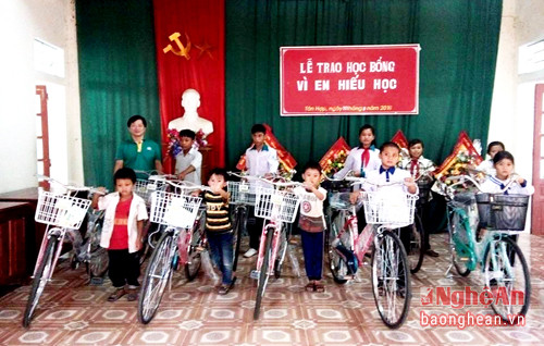 : Trao tặng xe đạp cho học sinh nghèo xã Tân Hợp (Tân Kỳ)