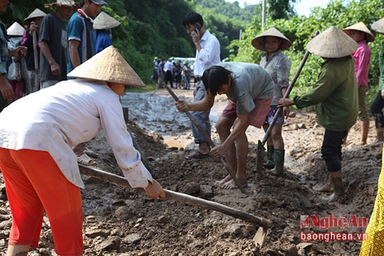 Người dân bản Châu Hội - Quì Châu sữa chữa đường giao thông