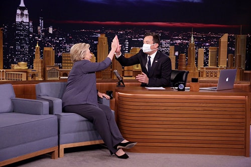  Người dẫn chương trình Fallon đeo khẩu trang khi chào đón bà Clinton trong chương trình The Tonight Show  