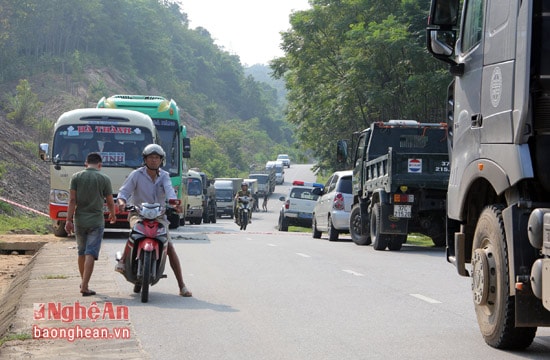 Quốc lộ 7A đoạn xảy ra tai nạn bị tắc một quãng dài.