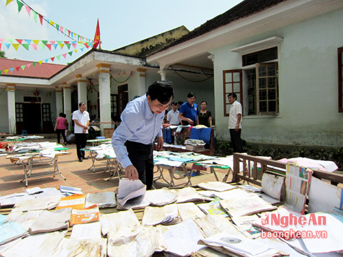 Đồ dùng học tập tài liệu dạy và học bị hư hại sau lũ