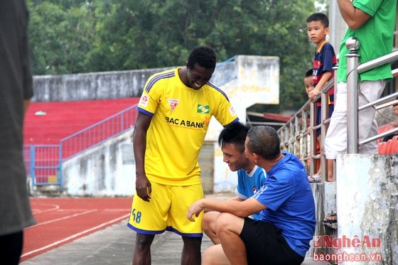 Ngoại binh Baba Salia bắt chuyện, chúc mừng đồng đội cũ Nguyễn Đình Bảo đang thi đấu thành công trong màu áo CLB Hải Phòng. 