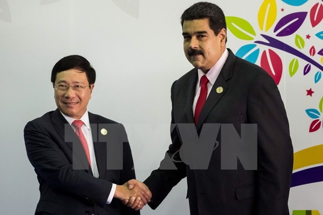 Tổng thống nước chủ nhà Venezuela Nicolas Maduro (phải) trong lễ đón Phó Thủ tướng, Bộ trưởng Ngoại giao Phạm Bình Minh (trái) tại lễ khai mạc Hội nghị thượng đỉnh lần thứ 17 của Phong trào Không liên kết. (Nguồn: EPA/TTXVN)