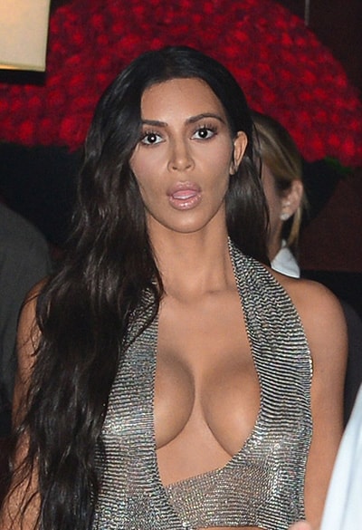 kim-kardashian-khoe-vong-mot-voi-vay-khoet-nguc