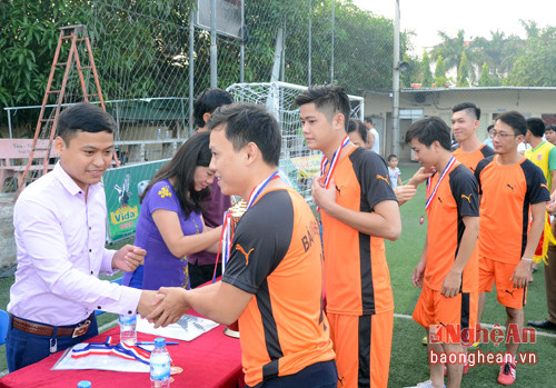 Đội bóng Báo Nghệ An xuất sắc giành giải ba, nhận huy chương đồng.