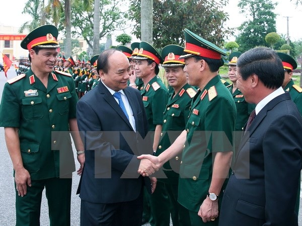 Cán bộ, chiến sỹ Bộ Tư lệnh Quân khu 3, Bộ Quốc Phòng đón Thủ tướng Nguyễn Xuân Phúc. (Ảnh: Thống Nhất/TTXVN)