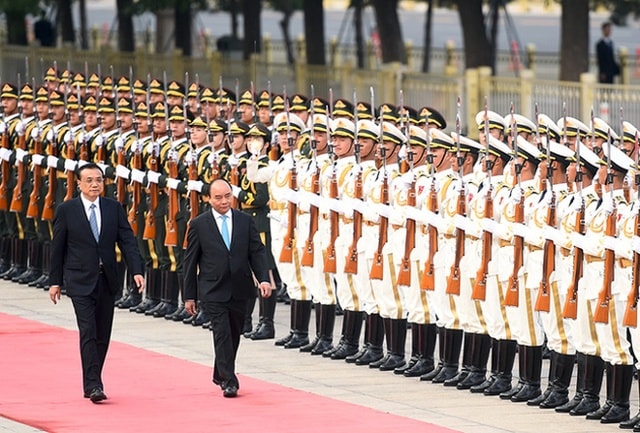Đúng 17h chiều 12/9, lễ đón chính thức Thủ tướng Nguyễn Xuân Phúc và đoàn đại biểu cấp cao Việt Nam đã được tổ chức trang trọng tại Đại Lễ đường Nhân dân ở thủ đô Bắc Kinh, Trung Quốc do Thủ tướng Quốc vụ viện Trung Quốc Lý Khắc Cường chủ trì.