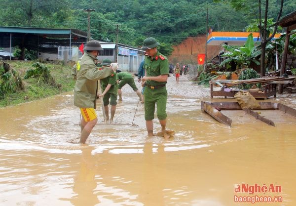 Công an huyện Tương Dương giúp người dân Yên Tĩnh khắc phục hậu quả lũ quét.