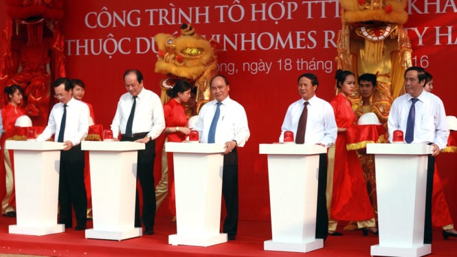 Thủ tướng Nguyễn Xuân Phúc cùng lãnh đạo trung ương, TP Hải Phòng nhấn nút khởi công xây dựng tòa tháp 45 tầng - Ảnh: TIẾN THẮNG