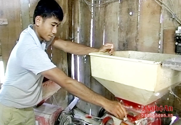 Gia đình anh Kỳ đã đầu tư mua máy xay xát để phục vụ gia đình và bà con dân bản