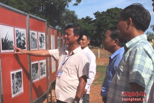 Cán bộ và người dân xã Cát Văn cùng theo dõi tư liệu trưng bàynhân Kỷ niệm 110 năm ngày sinh ông Trần Hữu Doánh. Ảnh: Đào Tuấn