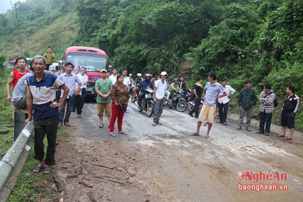 Sáng 19/9, người đi đường