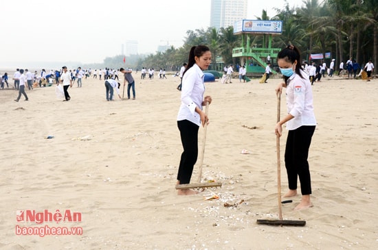 Ngoài ra, các đoàn viên tham gia cào ràng cát dọc các nhà hàng dọc bãi biển.