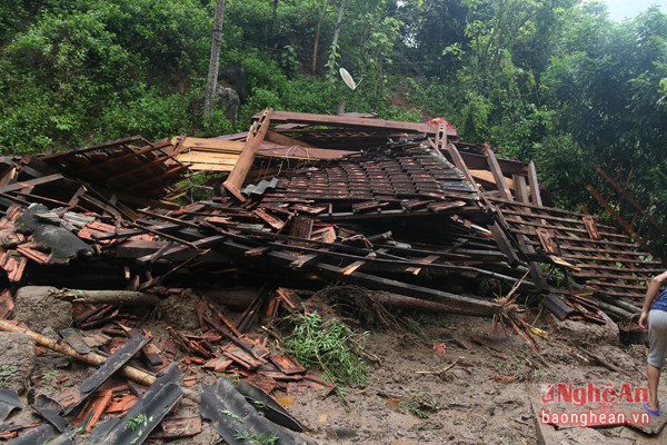 ũ đột ngột tràn về vùi lấp hoàn toàn ngôi nhà sàn 3 gian bằng gỗ của gia đình anh Quang Văn Khun.