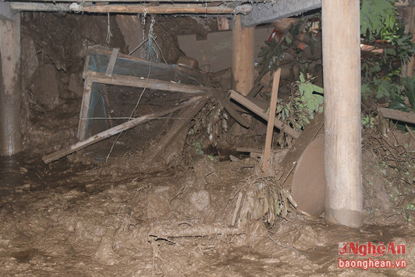 Gia đình anh Quang Văn Liệu ở phía dưới cũng bị đất tràn vào gây thiệt hại.