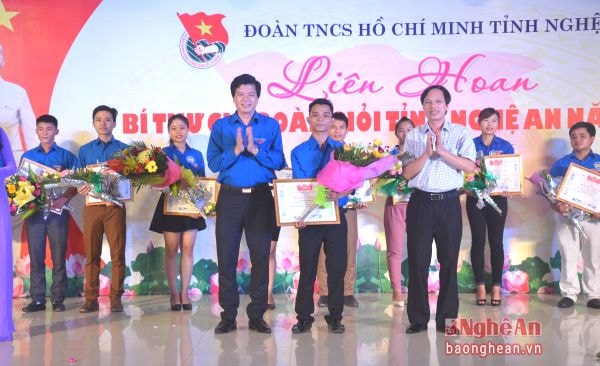 Trao thưởng cho các thí sinh đạt thành tích cao.